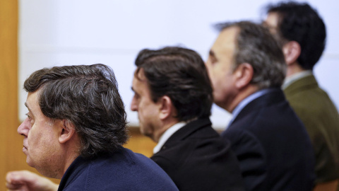 Rafael Delgado (i), exconsejero de Economía de la Junta de Castilla y León, a su llegada a la última jornada del juicio de la conocida como trama eólica, celebrado contra exaltos cargos de la Junta y empresarios por supuestas irregularidades en la concesi Rafael Delgado (i), exconsejero de Economía de la Junta de Castilla y León, a su llegada a la última jornada del juicio de la conocida como trama eólica, celebrado contra exaltos cargos de la Junta y empresarios por supuestas irregularidades en la concesión de autorizaciones de proyectos de parques eólicos en la Comunidad.