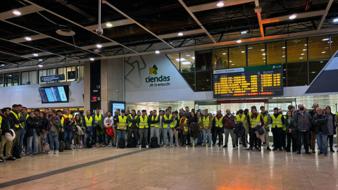 aquinistas y trabajadores de Rodalies han guardado un minuto de silencio este miércoles en la Estación de Sants (Barcelona) para homenajear al compañero fallecido el martes en el accidente de Gelida.