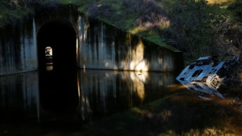 El 'bogie' hallado en un arroyo a 270 metros del lugar del accidente.