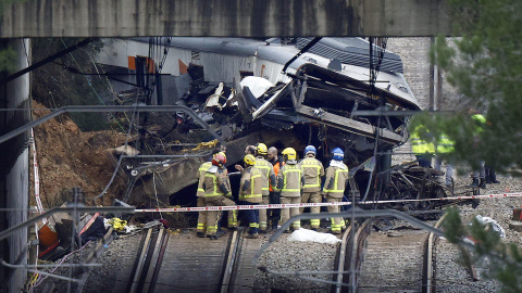 Varios bomberos trabajan en la zona cero del accidente de tren ocurrido ayer en Gelida (Barcelona). Varios bomberos trabajan en la zona cero del accidente de tren ocurrido ayer en Gelida (Barcelona).
