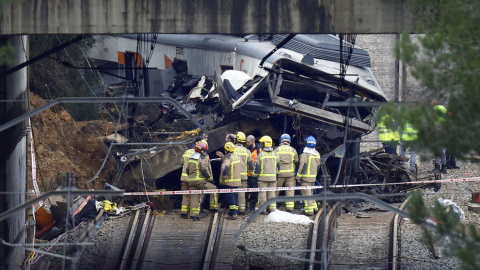 Un grupo de bomberos trabajan en la zona del accidente de tren de Gelida.