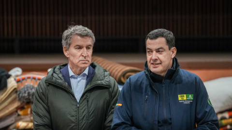 El presidente del PP, Alberto Núñez Feijóo (i), junto al presidente de la Junta de Andalucía, Juanma Moreno (d), en una comparecencia a los medios para informar sobre el accidente ferroviario en Adamuz. A 19 de enero de 2026 en Adamuz, Córdoba (Andalucía, El presidente del PP, Alberto Núñez Feijóo (i), junto al presidente de la Junta de Andalucía, Juanma Moreno (d), en una comparecencia a los medios para informar sobre el accidente ferroviario en Adamuz. A 19 de enero de 2026 en Adamuz, Córdoba (Andalucía, España).