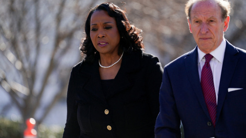 La gobernadora de la Reserva Federal, Lisa Cook, y su abogado Abbe Lowell, a su llegada al edificio del Tribunal Supremo de EEUU. La gobernadora de la Reserva Federal, Lisa Cook, y su abogado Abbe Lowell, a su llegada al edificio del Tribunal Supremo de EEUU.