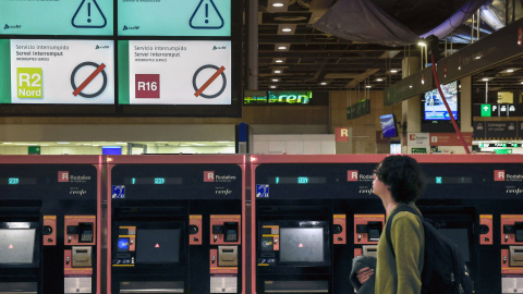 Un usuario de Rodalies en la estación de Sants de Barcelona Un usuario de Rodalies en la estación de Sants de Barcelona.