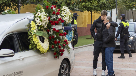 Imagen del entierro del exfutbolista David Cordón, fallecido en el accidente de Adamuz, ayer en Huelva, con su hijo David (i) abrazando a un familiar. Imagen del entierro del exfutbolista David Cordón, fallecido en el accidente de Adamuz, ayer en Huelva, con su hijo David (i) abrazando a un familiar.