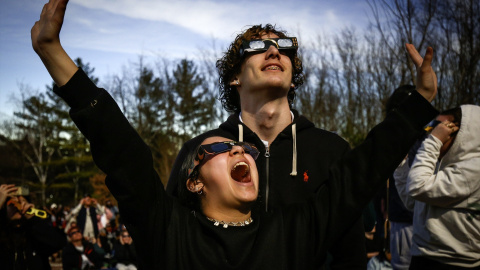 Una multitud observa un eclipse en Montreal (Canadá), donde el eclipse de solar de 2026 será visible de manera parcial (Archivo).