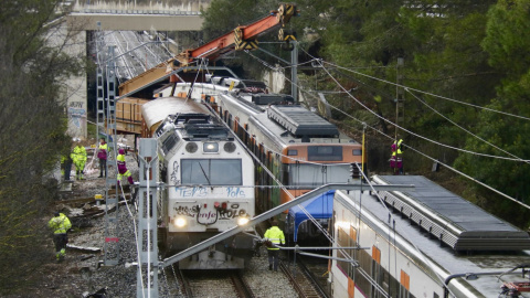 Grua ferroviària que porta a terme la retirada del tren de Rodalies accidentat a Gelida (Alt Penedès).