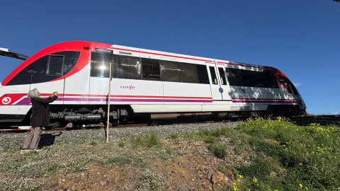 Una mujer fotografía el tren FEVE que chocó contra una grúa este miércoles en Cartagena (Murcia). Una mujer fotografía el tren FEVE que chocó contra una grúa este miércoles en Cartagena (Murcia).