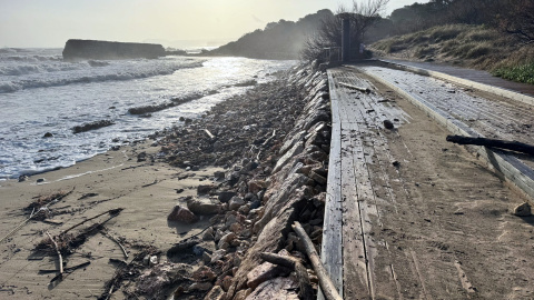 Les platges d'Empúries, pràcticament sense sorra després de la llevantada aquest dimecres al matí Les platges d'Empúries, pràcticament sense sorra després de la llevantada aquest dimecres al matí
