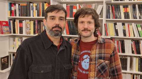 Alfonso Tordesillas y Gonzalo Queipo, en la librería Tipos Infames de Malasaña, en Madrid.