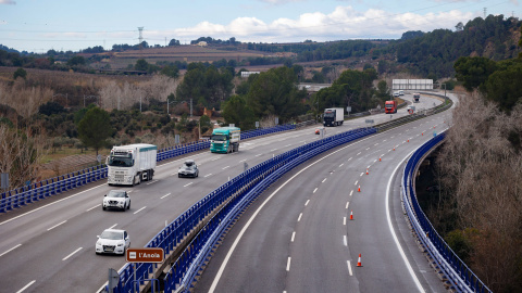 Vehículos circulan por la AP-7 que ha sufrido cortes tras el accidente de tren entre las estaciones de Sant Sadurní d’Anoia y Gelida, a 22 de enero de 2026. Vehículos circulan por la AP-7 que ha sufrido cortes tras el accidente de tren entre las estaciones de Sant Sadurní d’Anoia y Gelida, a 22 de enero de 2026.Kike Rincón / Europa Press22/1/2026