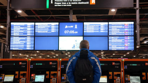 Un passatger mira les pantalles amb els horaris de Rodalies a l'estació de Sants. 23/01/2026 Un passatger mira les pantalles amb els horaris de Rodalies a l'estació de Sants.