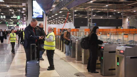 Viajeros en la Estación de Sants, en Barcelona, tras la reanudación del servicio de Rodalies Viajeros en la Estación de Sants, en Barcelona, tras la reanudación del servicio de Rodalies.