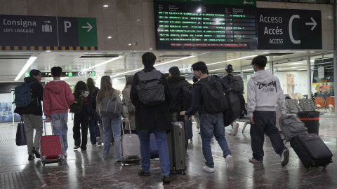 Pasajeros en la estación de Sants Pasajeros en la estación de Sants.