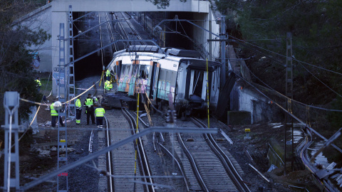 Operarios trabajan este viernes en la retirada del tren accidentado el pasado martes en Gelida (Barcelona). Operarios trabajan este viernes en la retirada del tren accidentado el pasado martes en Gelida (Barcelona).