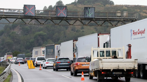 Retencions a l'AP-7 en sentit Martorell aquest dijous, conseqüència del tall de l'autopista.