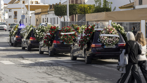 Entierro de una familia muerta en el accidente de Adamuz (Córdoba), el pasado jueves en Aljaraque (Huelva). Entierro de una familia muerta en el accidente de Adamuz (Córdoba), el pasado jueves en Aljaraque (Huelva).