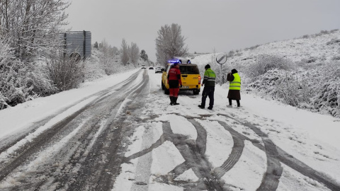 La nieve cubre la carretera en Vega de Espinareda en Ponferrada, León La nieve cubre la carretera en Vega de Espinareda en Ponferrada, León.