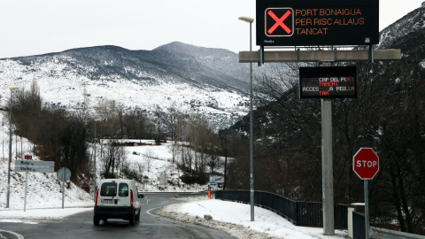 Un cartell que indica que el port de la Bonaigua segueix tancat per perill d'allaus