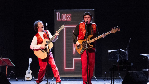 'Los Pocos' en uno de sus shows. 'Los Pocos' en uno de sus shows.