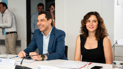 Fotografía de archivo del presidente de la Junta de Andalucía, Juan Manuel Moreno y la jefa del Ejecutivo madrileño, Isabel Díaz Ayuso.