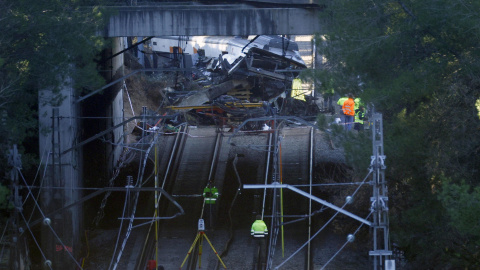 Operarios de Renfe, este viernes en el lugar del accidente del tren de Rodalies en Gelida (Barcelona). Operarios de Renfe, este viernes en el lugar del accidente del tren de Rodalies en Gelida (Barcelona).
