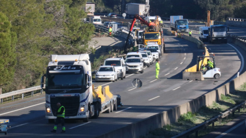 Col·locació de murs de formigó aquest divendres a l'AP-7 per obrir un carril en sentit sud on va haver-hi l'accident de Rodalies. 23/01/2026 Col·locació de murs de formigó aquest divendres a l'AP-7 per obrir un carril en sentit sud on va haver-hi l'accident de Rodalies.