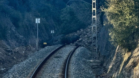 rodalies (1) Punt de la línia R1 de Rodalies entre Maçanet-Massanes i Blanes interromput per una esllavissada.