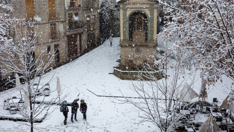 Una plaça de Solsona nevada, en una imatge d'aquest dissabte, 24 de gener. 24/01/2026 Una plaça de Solsona nevada, en una imatge d'aquest dissabte, 24 de gener.