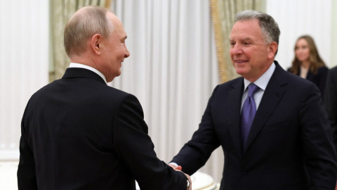 Vladimir Putin y el enviado especial de EEUU, Steve Witkoff, en una reunión en el Kremlin, a 22 de enero de 2026.