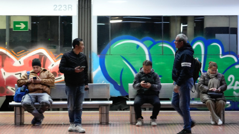 Aspecto de la estación de Fabra i Puig de Barcelona, este lunes en que el servicio de Rodalies y Media Distancia de Catalunya vuelve a sufrir una jornada caótica.