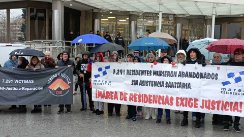Concentracion residencias Concentración de los familiares de las víctimas de las residencias frente al Juzgado de Instrucción número 23 de Madrid.