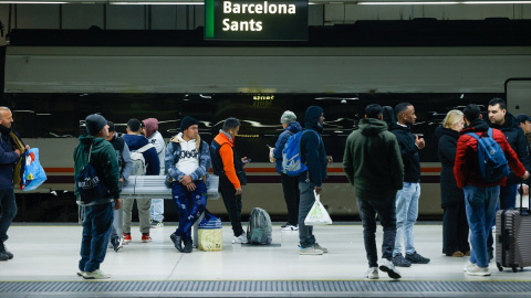 Viajeros esperan a que se restablezca el servicio en la Estación de Sants. Viajeros esperan a que se restablezca el servicio en la Estación de Sants.