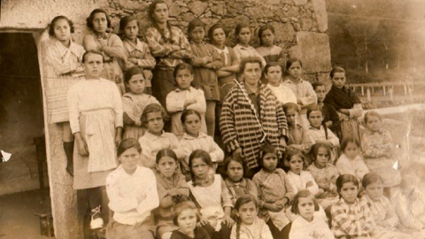 Concepción Pérez, con sus aiumnos y alumnas, en la escuela unitaria de Portas (Pontevedra).
