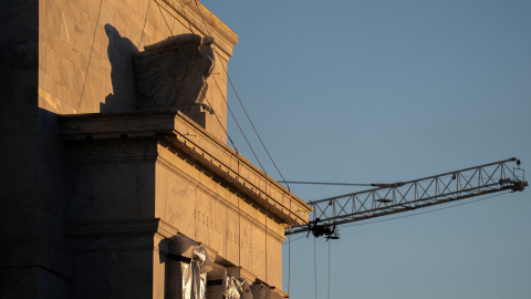 Detalle de la fachada de la Fed durante las obras de rehabilitación del edificio del banco central estadounidense. Detalle de la fachada de la Fed durante las obras de rehabilitación del edificio del banco central estadounidense.
