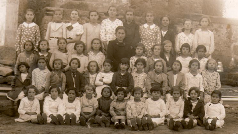 Doña Concha, maestra, con las alumnas de la escuela nacional femenina de Portas.