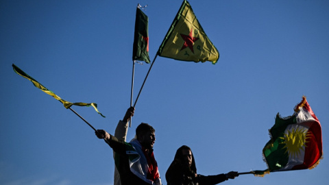 Manifestantes ondean banderas de las Unidades de Defensa Popular y del Kurdistán en una manifestación en solidaridad con los kurdos del norte de Siria. París (24/01/26)