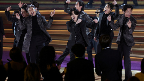 El grupo de música surcoreano BTS durante una actuación de la Gala de los Premios Grammy de 2022, en Las Vegas (Nevada, EEUU). El grupo de música surcoreano BTS durante una actuación de la Gala de los Premios Grammy de 2022, en Las Vegas (Nevada, EEUU).