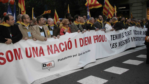 Imatge de la capçalera de la manifestació de l'1 de desembre del 2007 a Barcelona, que va denunciar l'estat de les infraestructures. 01/12/2007 Imatge de la capçalera de la manifestació de l'1 de desembre del 2007 a Barcelona, que va denunciar l'estat de les infraestructures.
