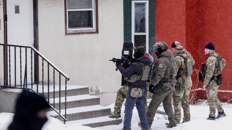 2026-01-18T200329Z_1532852207_RC2W3JA5A4XA_RTRMADP_3_USA-TRUMP-MINNESOTA Agentes del ICE durante una redada de inmigración en Minnesota.