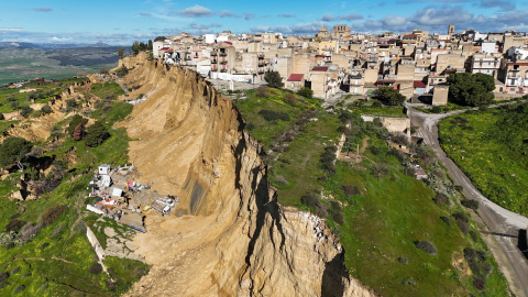 Vista del pueblo siciliano de Niscemi, al borde de un barranco.