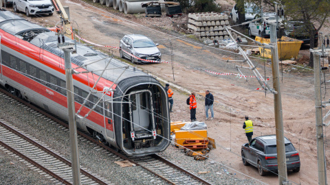 Trabajadores retirando los vagones en el punto de las vías donde tuvo lugar el accidente de trenes de Adamuz.