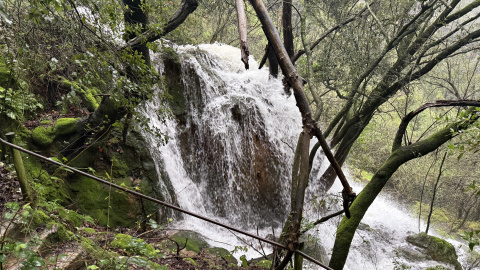 El salt de Martís brolla amb el resultant de l'aigua de la platja d'Espolla