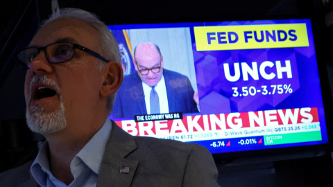 Un monitor de televisión informa de la decisión de la Reserva Federal (Fed) de mantener los tipos de interés, en el patio de negociación de la Bolsa de Nueva York (NYSE), en Wall Street.