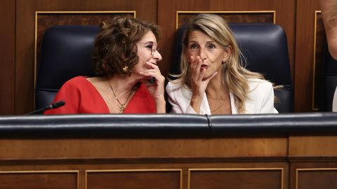 La vicepresidenta primera y ministra de Hacienda, María Jesús Montero (i), y la vicepresidenta segunda y ministra de Trabajo, Yolanda Díaz, durante una sesión de Control al Gobierno en el Congreso de los Diputados.