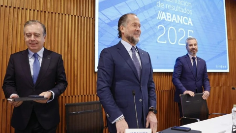 El presidente de Abanca, Juan Carlos Escotet, (c) junto al consejero delegado, Francisco Botas (i) y el director general financiero, Alberto de Francisco (d), en la presentación de resultados de 2025.