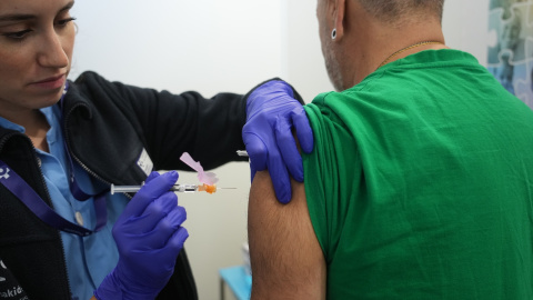 Vacunación Imagen de archivo de una persona siendo vacunada en Bilbao.