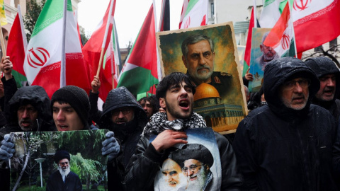 Manifestación Varias personas sostienen imágenes del líder supremo de Irán, el ayatolá Ali Jameneí, durante una manifestación en solidaridad con el gobierno de Irán en Teherán.