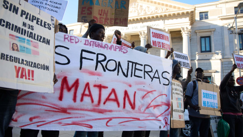 Foto de archivo de varias personas frente al Congreso en defensa de la regularización. Foto de archivo de varias personas frente al Congreso en defensa de la regularización.