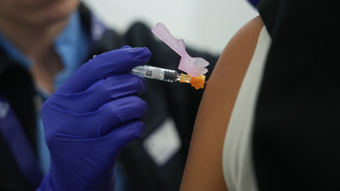 Una persona se vacuna en un centro de Bilbao (Archivo). Una persona se vacuna en un centro de Bilbao (Archivo).